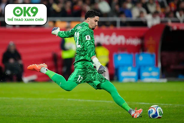 Altay Bayindir tỏa sáng với những pha cứu thua ngoạn mục trước Tây Ban Nha, nhưng tương lai tại MU vẫn bất định.