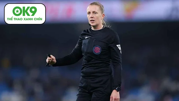 Nữ trọng tài Lisa Benn tố bị HLV xô đẩy thô bạo trong bóng đá Anh.